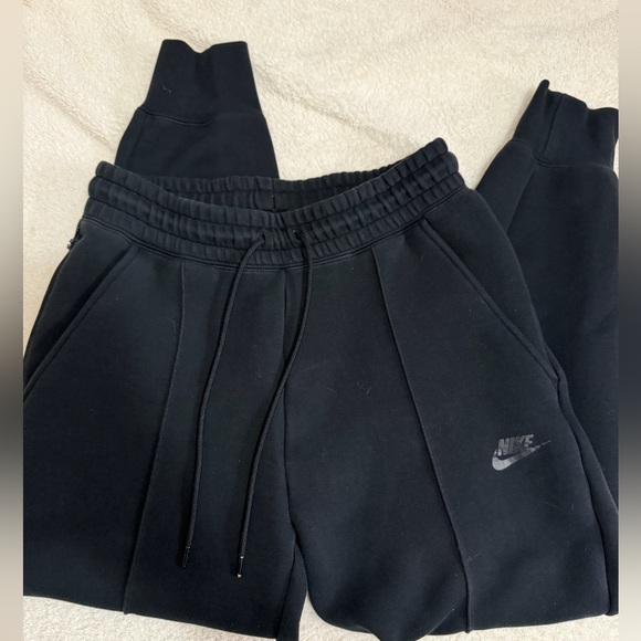 Women’s Nike tech joggers size small - Picture 3 of 5